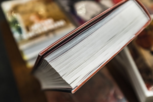 一本厚书的侧视图，宏观图片下载