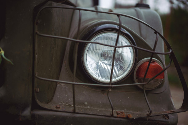 复古绿色汽车大灯和转向灯图片下载