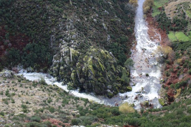 从埃斯特雷拉山脉自然公园的山顶看到的河流、萨布盖罗村景色，阴雨天图片下载
