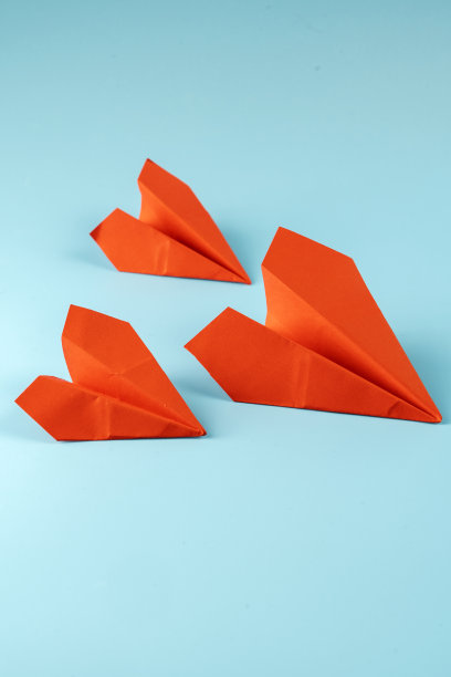 纸飞机红蓝底色旅行概念，纸飞机的路线。图片下载