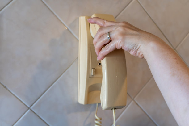 女子手持对讲机听筒耳机。图片下载