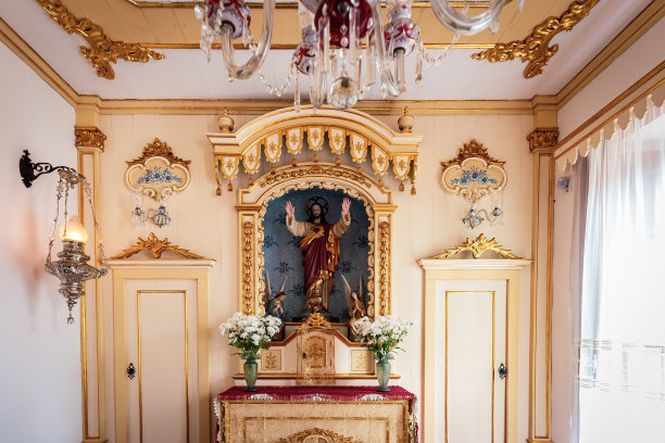 Sao Joao del Rei，米纳斯吉拉斯州，巴西:Nossa Senhora das Merces教堂内的街景图片下载