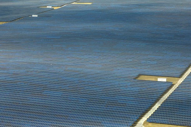 大型可持续发电厂鸟瞰图，有许多排太阳能光伏板，用于生产清洁电能。零排放概念的可再生电力图片下载