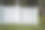 绿色草坪上的白色乙烯基尖桩栅栏环绕着后院的保护和隐私图片下载