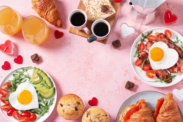 情侣早餐框架在情人节粉红色背景，俯视图图片下载