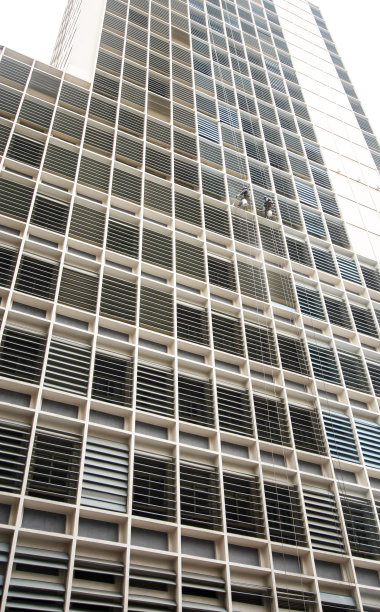 工人爬上高楼擦窗户图片下载