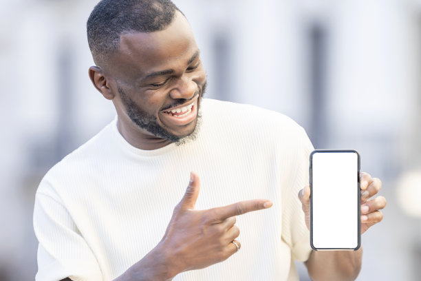 正面视图肖像的一个快乐的人黑色皮肤显示空白的手机屏幕在户外图片下载