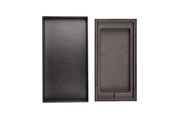 黑色纸盒孤立在白色背景上。图片下载