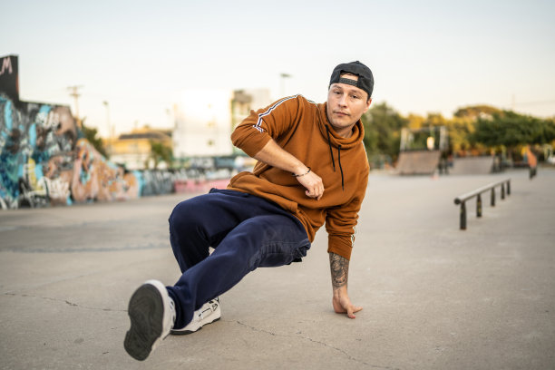 年轻男子肖像霹雳舞在滑板公园图片下载