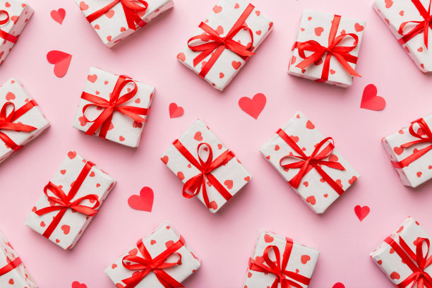 情人节作文背景:红色礼盒与蝴蝶结和爱心。圣诞礼物。从上面看。节日贺卡图片下载