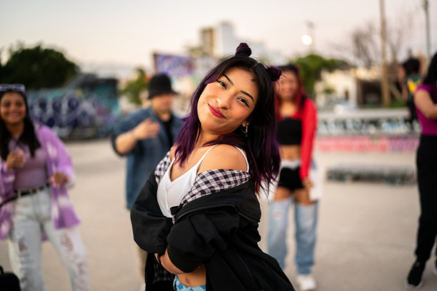 年轻女子的肖像跳舞街舞派对与她的朋友图片下载