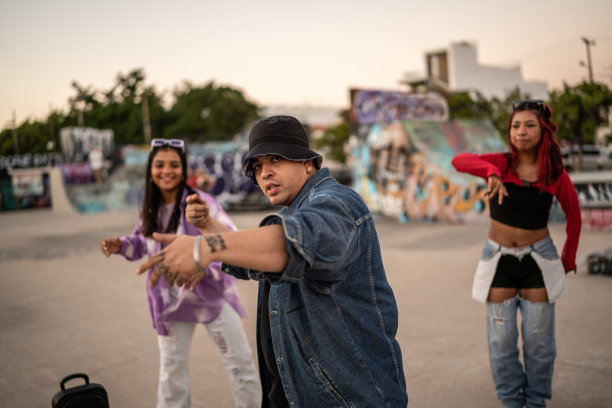 年轻男子的肖像跳舞街舞派对与他的朋友图片下载