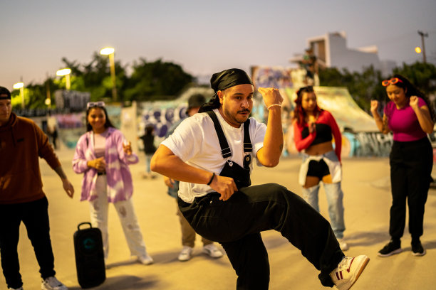 中年成年男子在街头派对上跳嘻哈图片下载