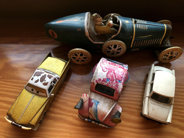 四辆古董玩具车图片下载