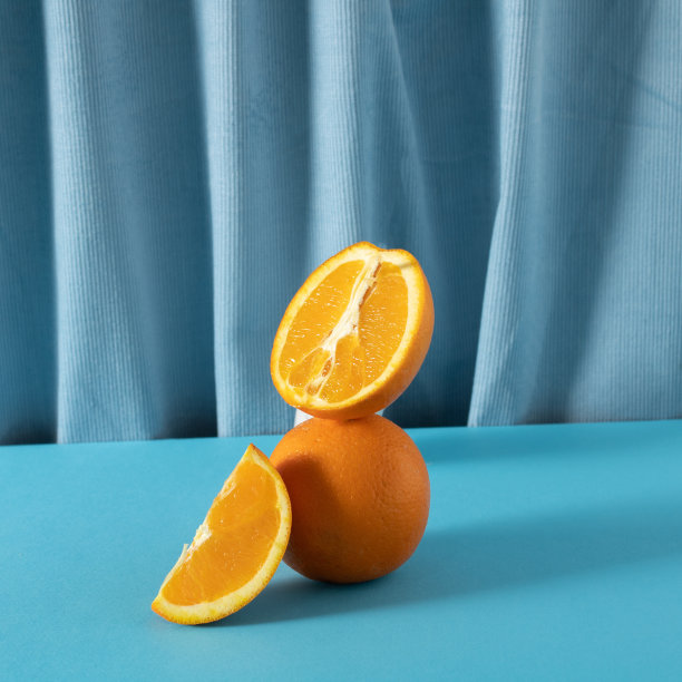 在健康和享受之间，必须平衡新鲜橙子和蓝色中的维生素图片下载
