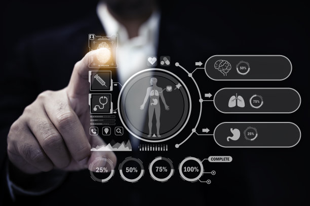 医生触摸虚拟屏幕进行检查，医疗技术概念。图片下载