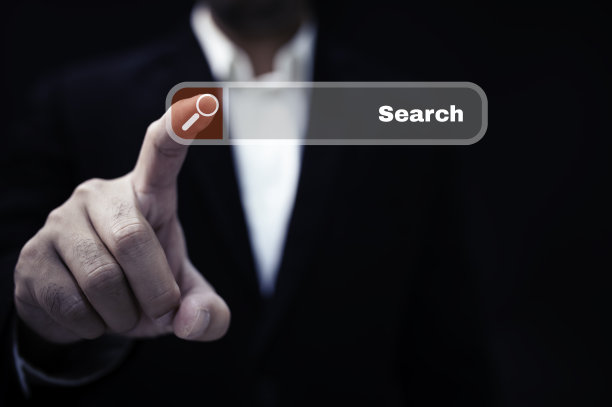 商人使用手指触摸虚拟屏幕从互联网上搜索数据图片下载