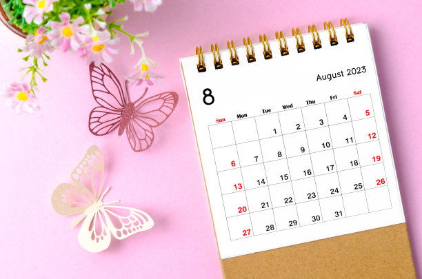 2023年8月的台历，供组织者规划和提醒，粉红色背景上的纸蝴蝶。图片下载