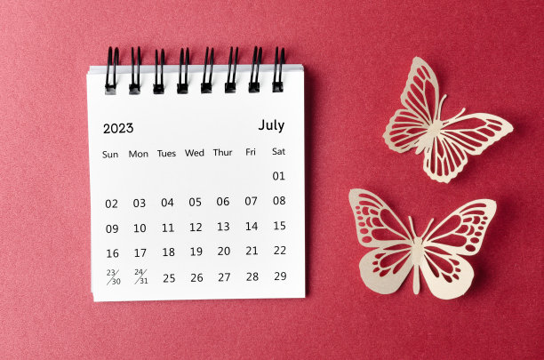 2023年7月的台历，供组织者规划和提醒，红色背景上有蝴蝶纸。图片下载