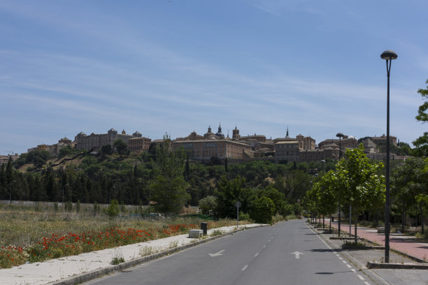 托莱多的天际线从低点图片下载