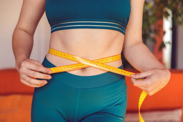 近距离的一个女人测量她的腰图片下载