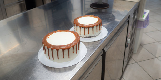 糕点师主厨准备了咸焦糖糖霜蛋糕，上面有蛋白霜图片下载