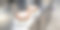 糕点师主厨准备了咸焦糖糖霜蛋糕，上面有蛋白霜图片下载