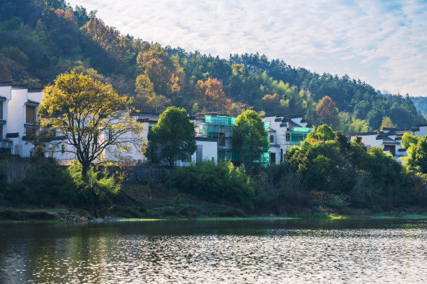 中国安徽省山区古村落和古河流的自然风光图片下载