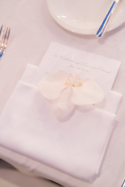 婚礼邀请卡的模型在白色的桌子上与鲜花图片下载