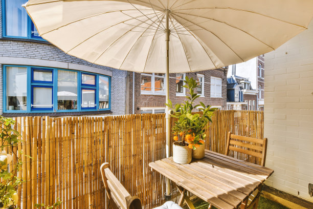 带椅子和门的狭窄阳台图片下载