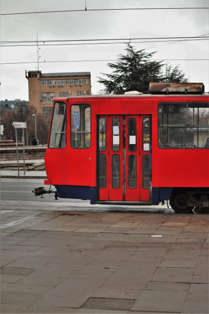 红色有轨电车的一部分图片下载