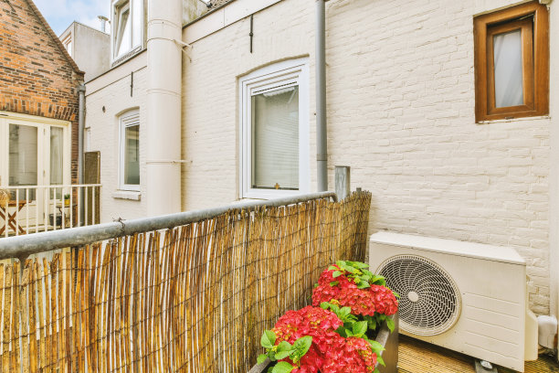 带椅子和门的狭窄阳台图片下载