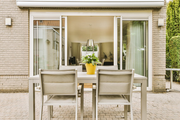 整洁的庭院和休息区图片下载