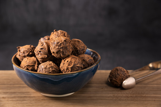 巧克力松露在一个碗与可可粉洒在顶部的照片图片下载