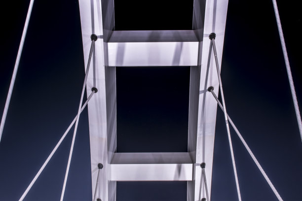 金属结构。白桥建筑元素。抽象的桥梁图片。图片下载