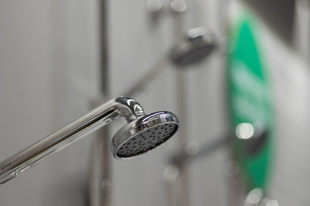 墙上安防摄像头的低角度视图图片下载