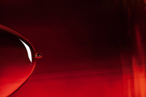 威士忌酒瓶中的液体细节图片下载