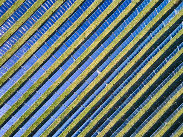 景观上的光伏板的全帧拍摄图片下载