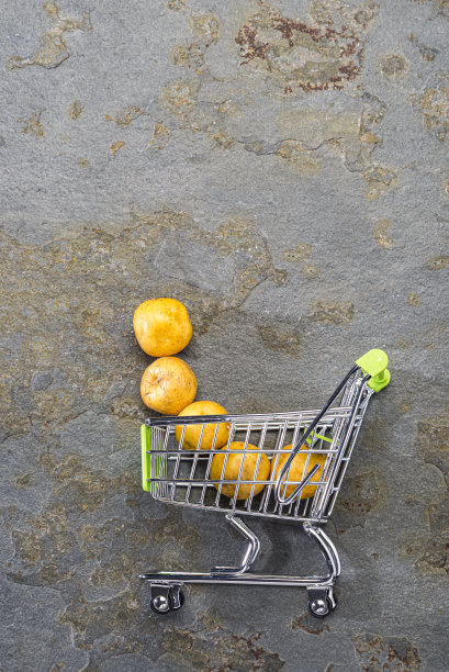 购物车里的生土豆图片下载