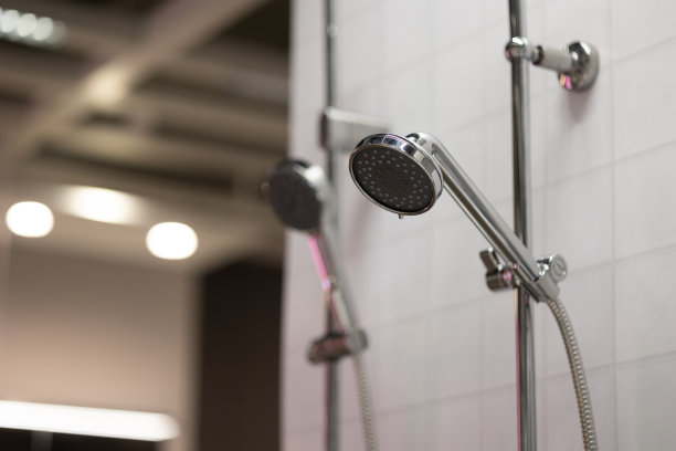 墙上麦克风特写镜头图片下载