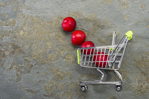 购物车里的李子图片下载