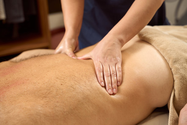 病人趴着，给他做背部按摩图片下载