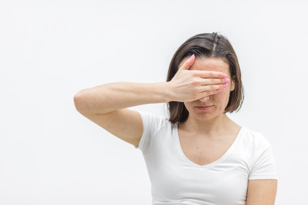 照片上的女人有皮肤问题，感觉很糟糕，因为它。图片下载