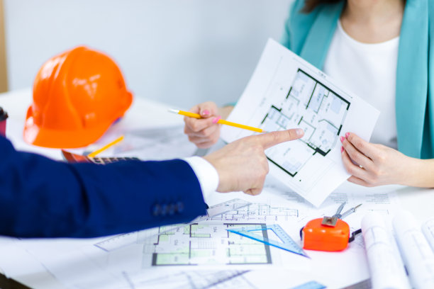 特写照片的手与文件在办公室工作。图片下载