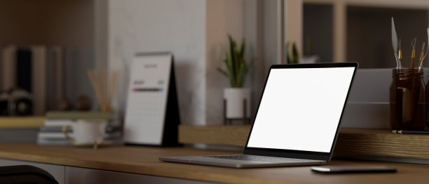 笔记本电脑模型是在木制桌面与智能手机，绘画工具和装饰。图片下载