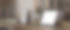 笔记本电脑模型是在木制桌面与智能手机，绘画工具和装饰。图片下载