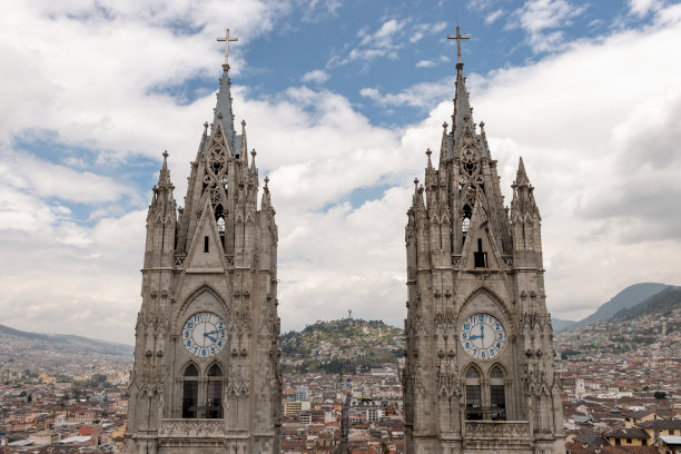 教堂与大钟楼，建筑和城市景观与天空与云在白天图片下载