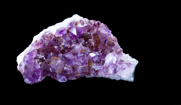 华丽的紫水晶在黑色背景与复制空间。珠宝，宝石学，地质学。图片下载