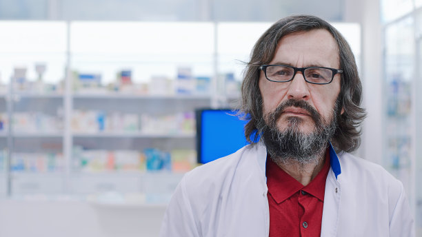 药剂师在药房看着摄像机图片下载