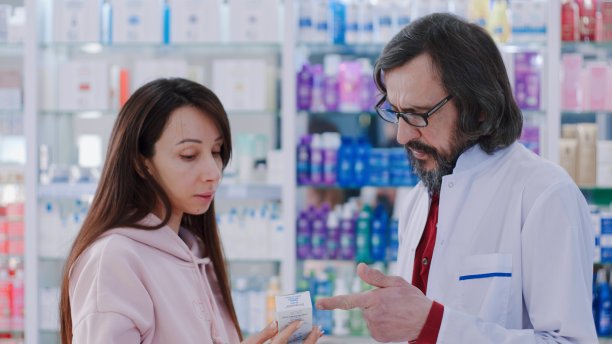 药剂师向顾客咨询药品图片下载